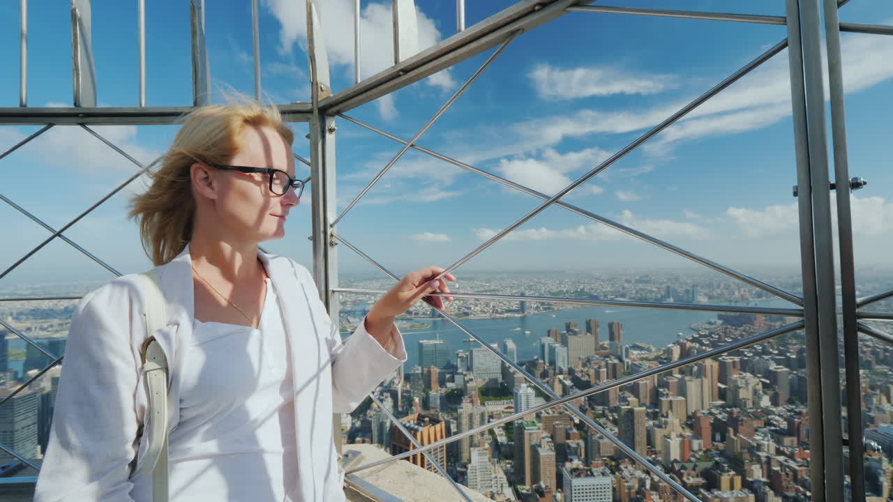 retrato de una mujer joven admirando una hermosa vista de la ciudad de nueva york