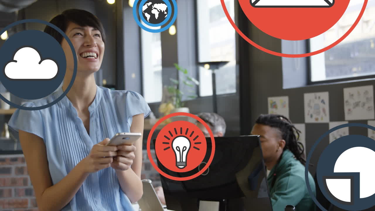animación de múltiples iconos digitales sobre una mujer caucásica sonriendo mientras usa un teléfono inteligente en la oficina
