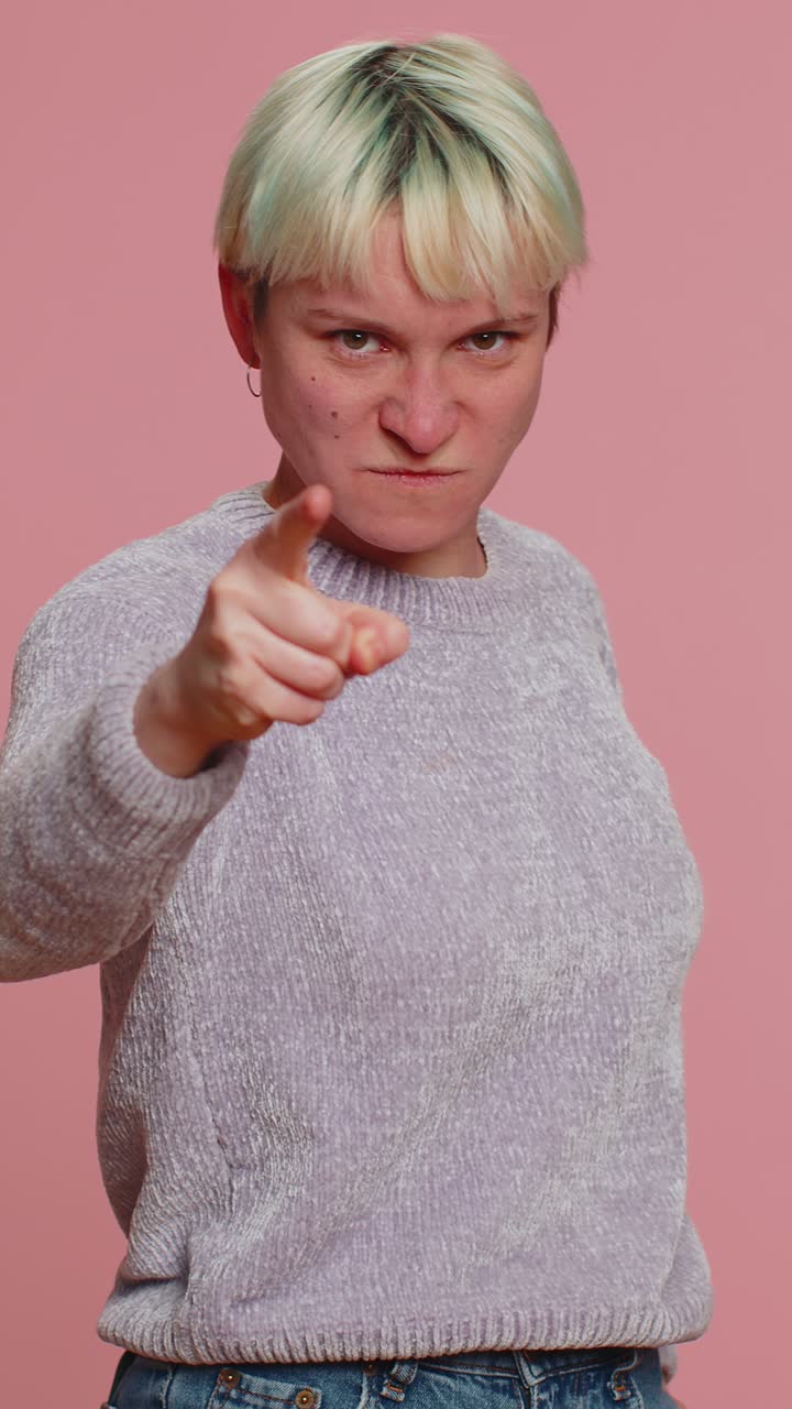 La donna urla stress tensione problema sente orrore disperazione paura sorpresa shock esprime rabbia