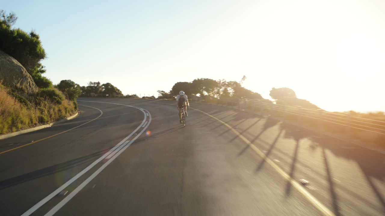 건강한 남자가 도로 자전거를 타고 야외 피트니스 스테디캠 촬영