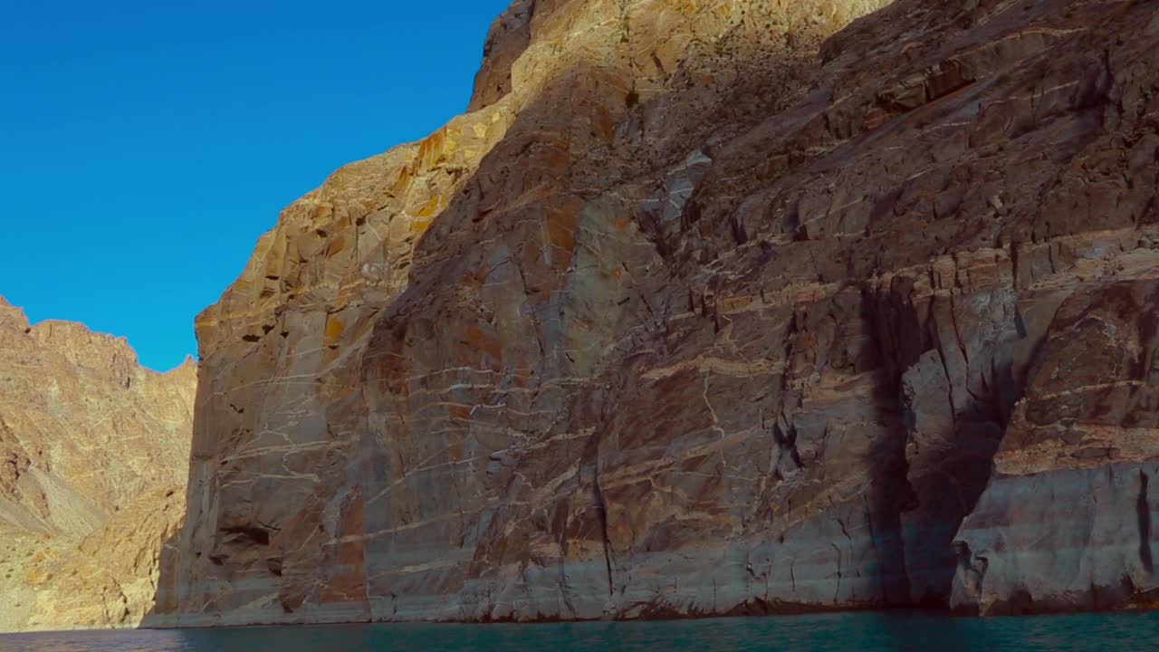 las caminatas que terminan en el borde de un lago de montaña, las aguas color zafiro junto a un fondo montañoso rocoso expuesto atraen incesantemente a todos los visitantes.
