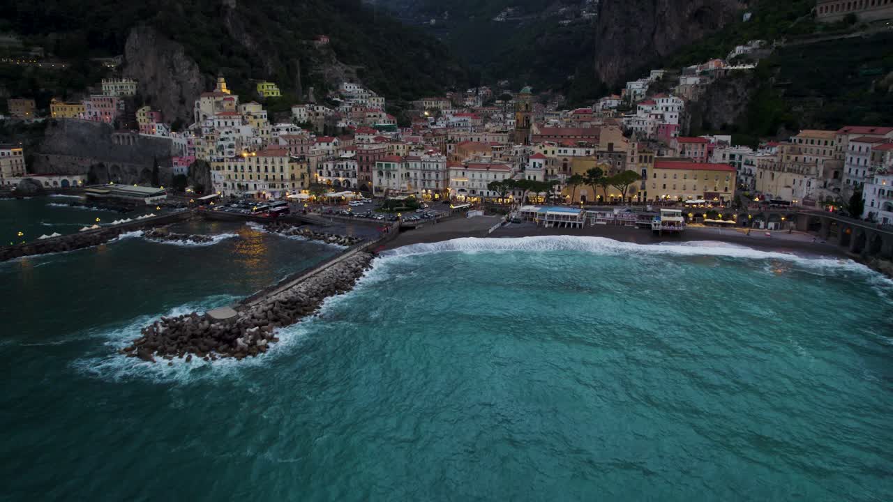 Costiera Amalfitana, spiaggia e città di notte dal mare a Salerno, Italia