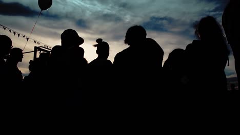 Menschen-Stehen-Auf-Dem-Platz-Und-Halten-Luftballons-In-Ihren-Händen