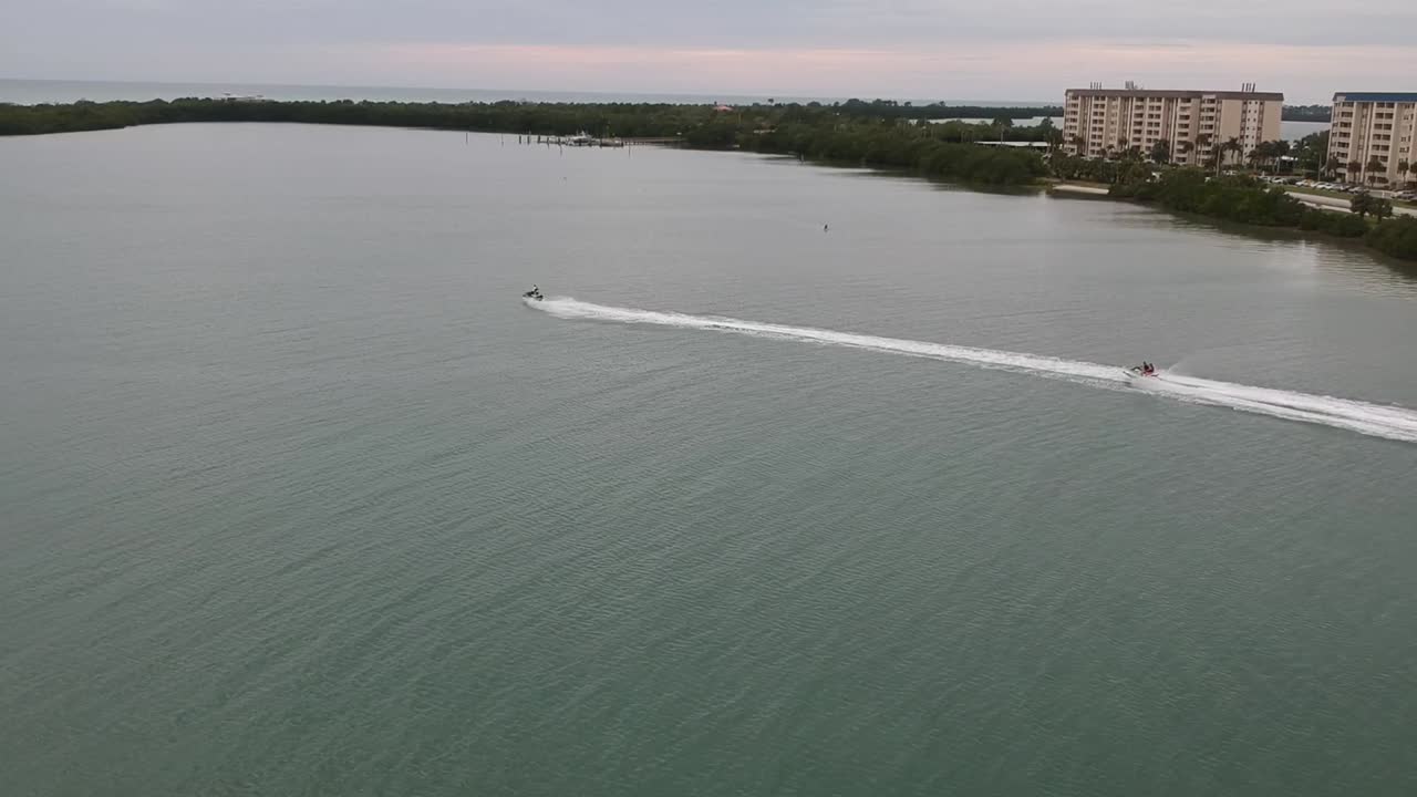 대형 웨이브 러너의 멋진 샷