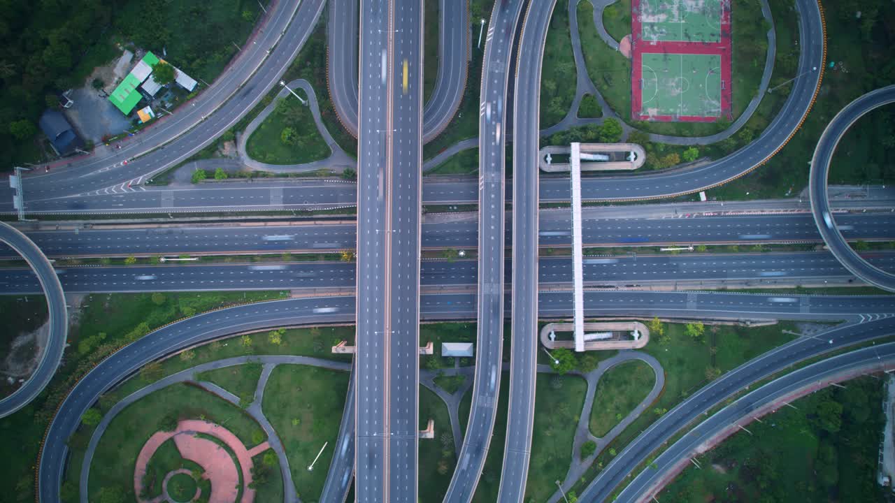 고속도로 도로의 공중 하이퍼 스 드론  (aerial hyperlapse drone shot of fast moving highway road)