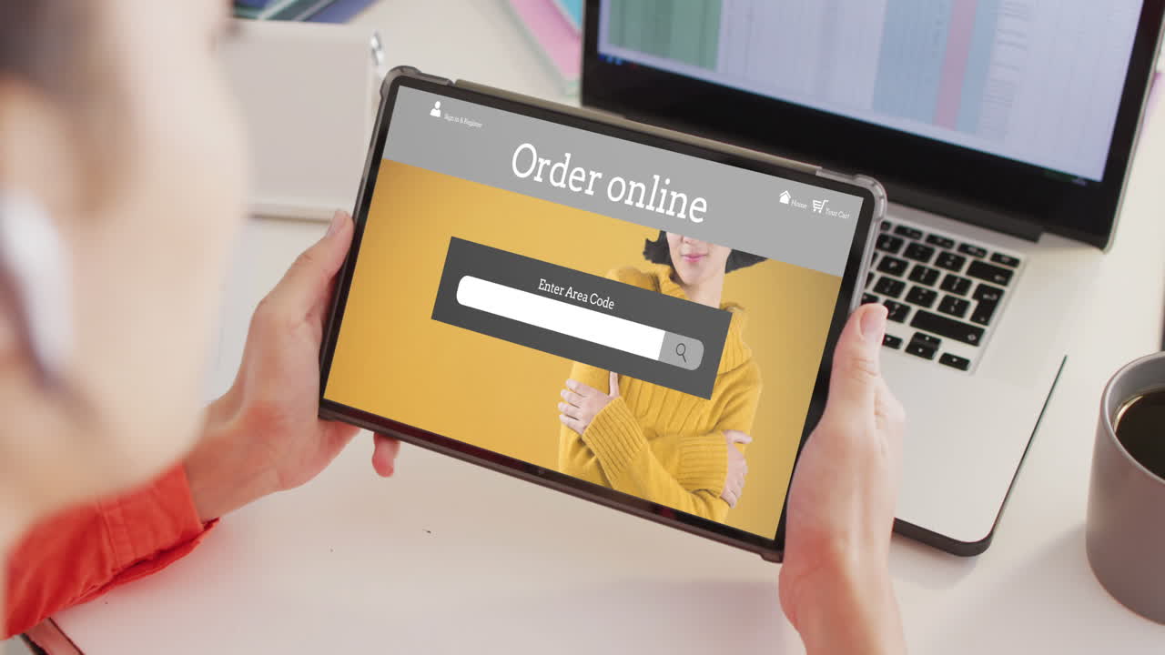 mujer caucásica usando tableta, compras en línea de productos de moda, cámara lenta