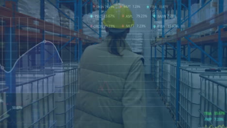 caminando por el almacén, persona rodeada por la animación de datos del mercado de valores