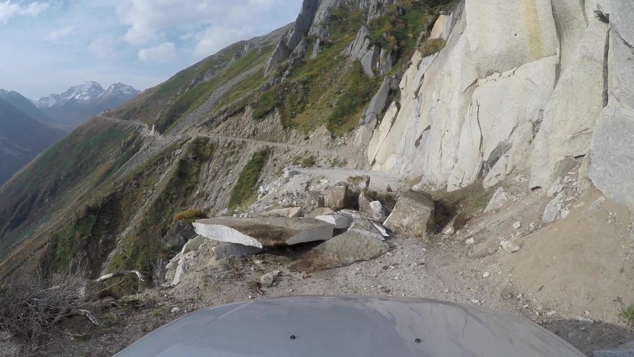 Guida su una Strada di Montagna Stretta e Pericolosa