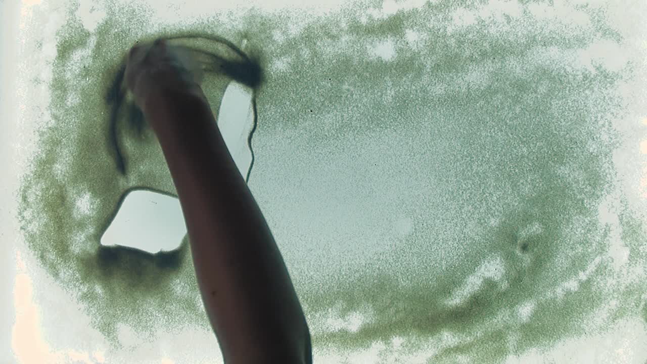 유리 위에 모래를 그리는 기술