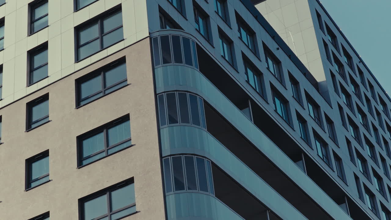 fachada de un edificio de apartamentos moderno