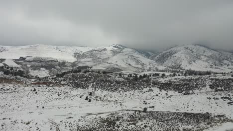 Eine-Pfanne-Entlang-Von-Hügeln-Und-Berggipfeln.