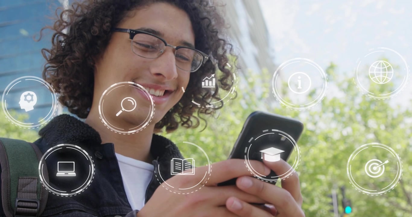 Jovem usando smartphone com sobreposição de ícones de educação digital
