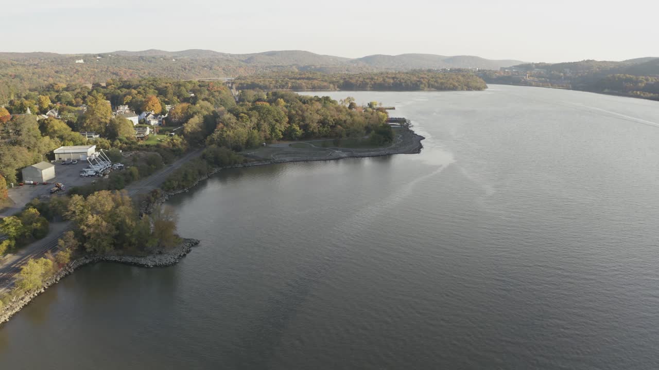 녹색 잔디 공원 4k 궤도 드론 팬 업