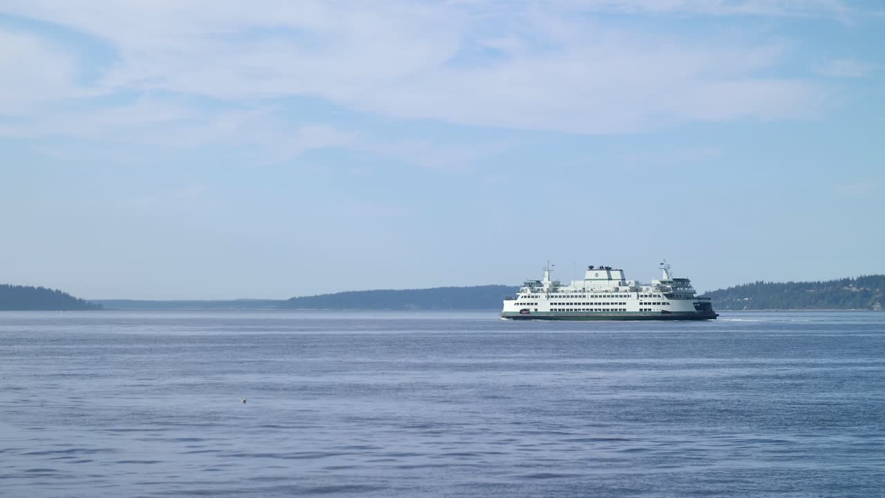 el ferry del estado de washington cruza desde mukilteo a la isla de whidbey