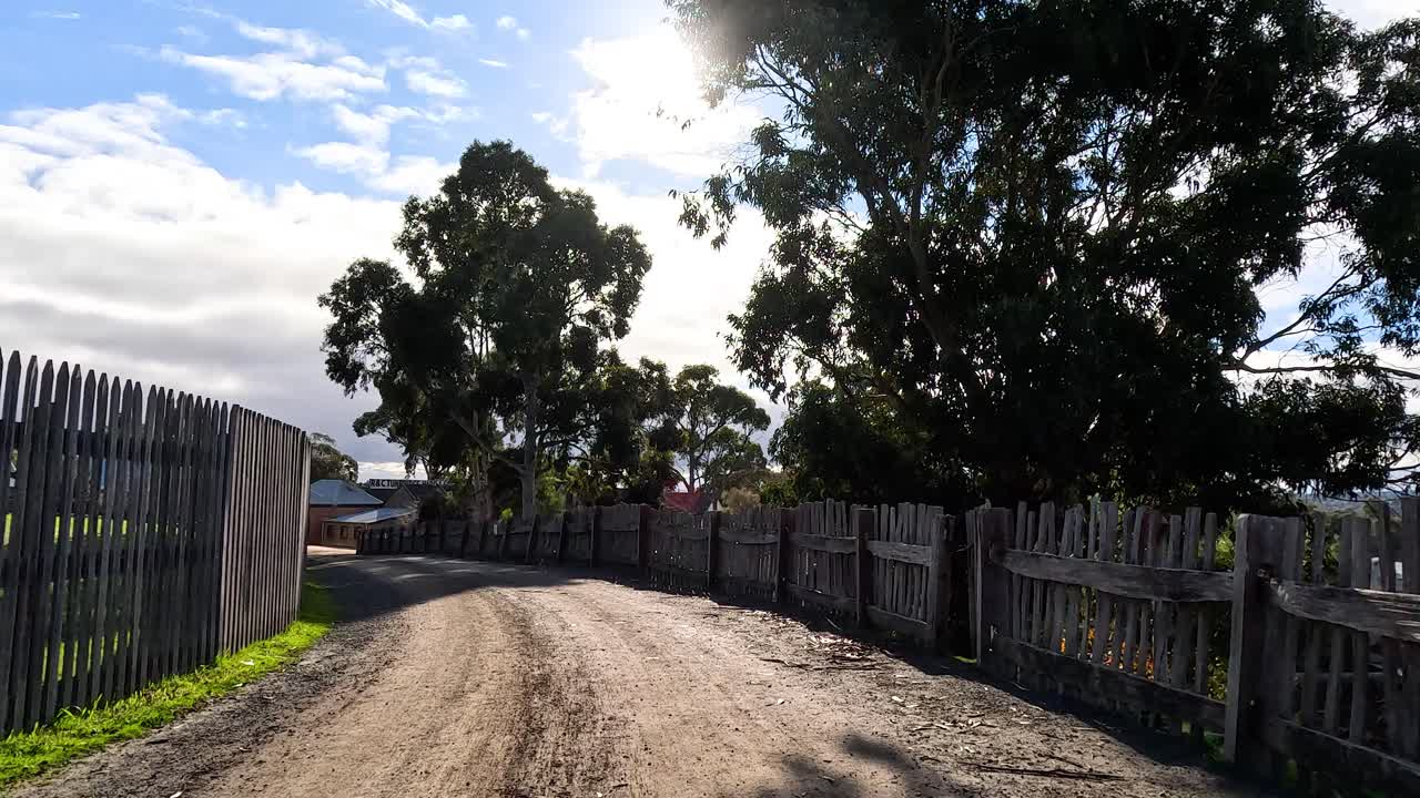 나무 울타리 와 나무 가 있는 길