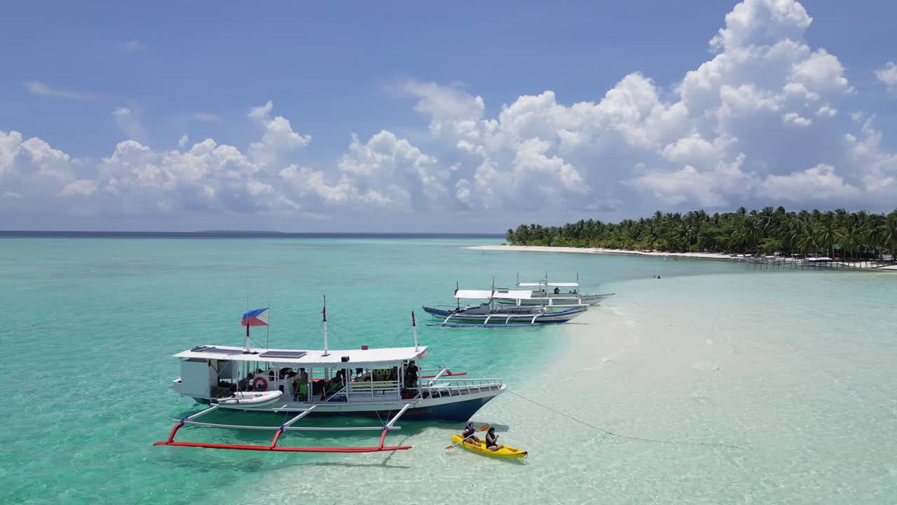 카야크 관광객 들 은 오노크 섬 에 가는 더블 아웃리거  ⁇ 카 보트 에서 내려온다