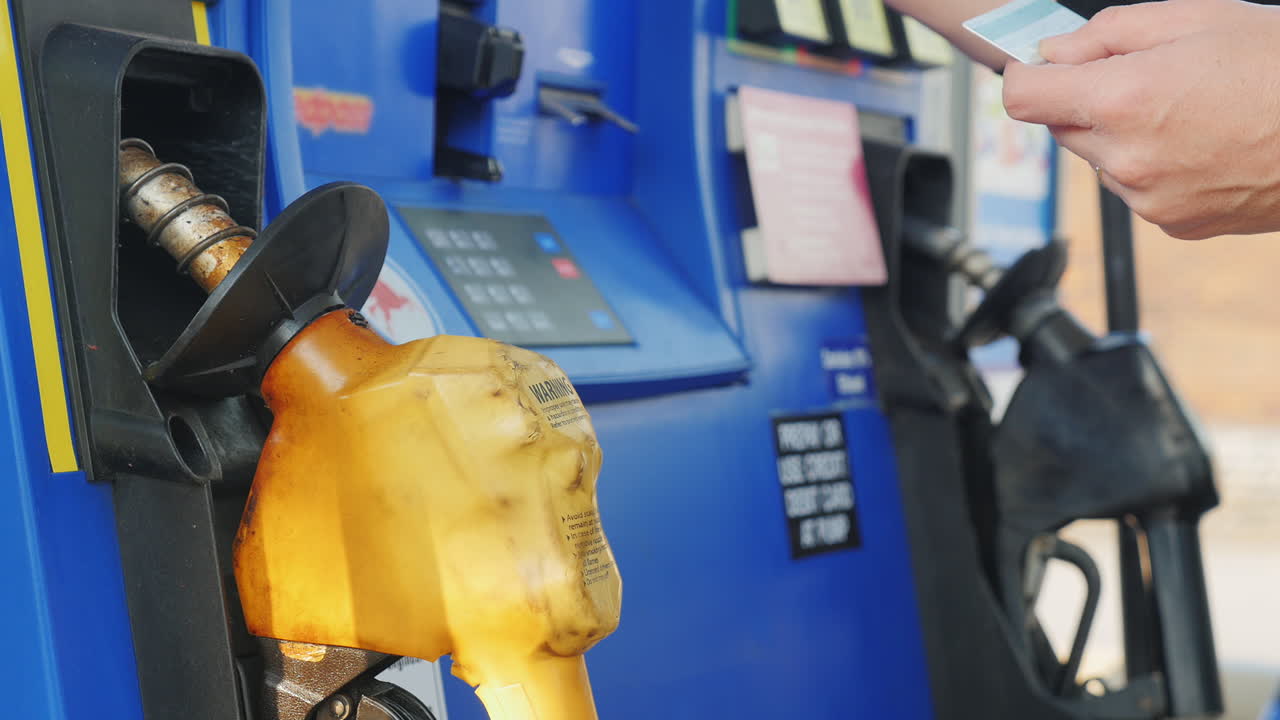 el hombre paga con tarjeta de crédito e ingresa un código pin en una gasolinera