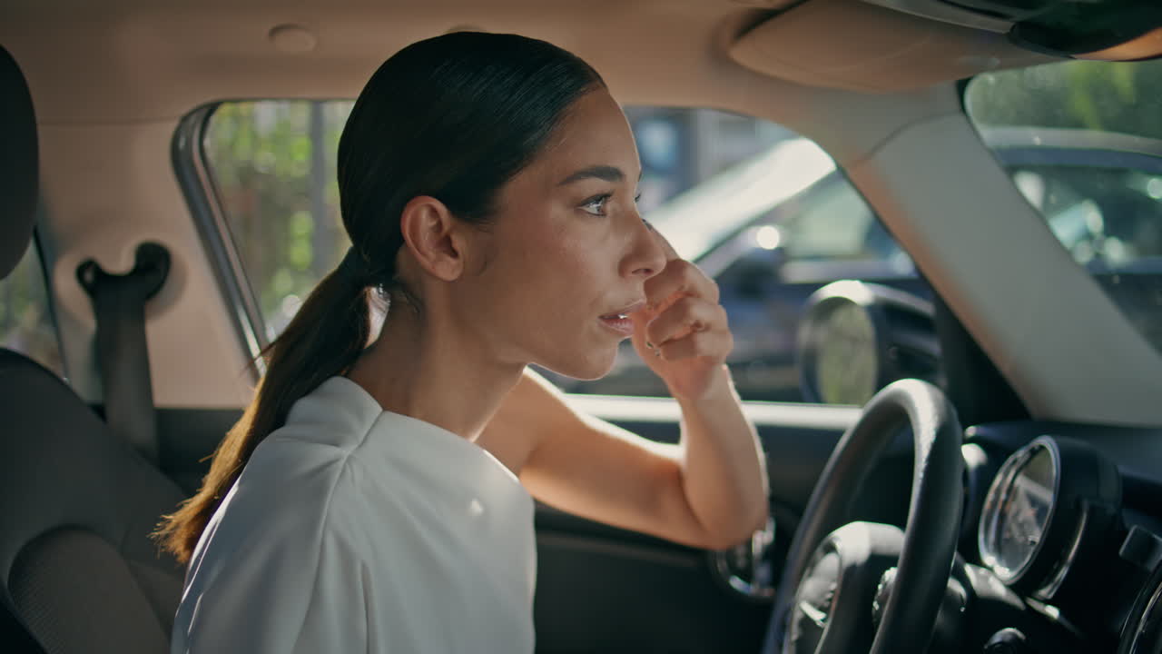"""아름다운 여자, 럭셔리 차, 노트북을 닫고, 거울을 가까이 보고, 부유한 여자."""