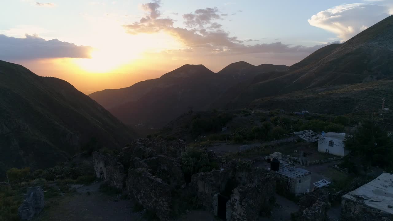 Ripresa aerea di rovine al tramonto nella città fantasma Real de Catorce e montagne, San Luis Potosí, Messico