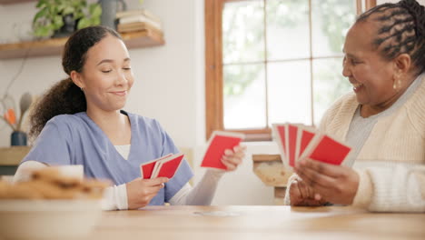 soignante, retraite et femmes jouant aux cartes