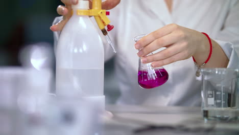 manos de científicos trabajando con líquido en un laboratorio médico. vidrio en manos de médicos