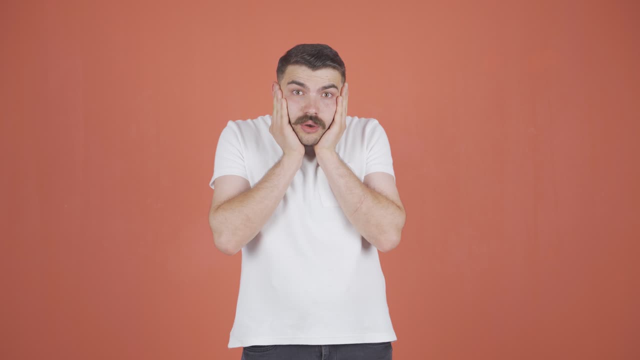 hombre mirando a la cámara con asombro.