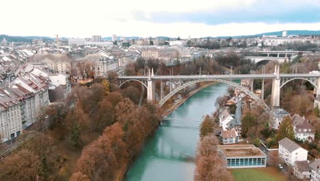 puente kirchenfeldbrücke sobre el río aare en berna, suiza - antena