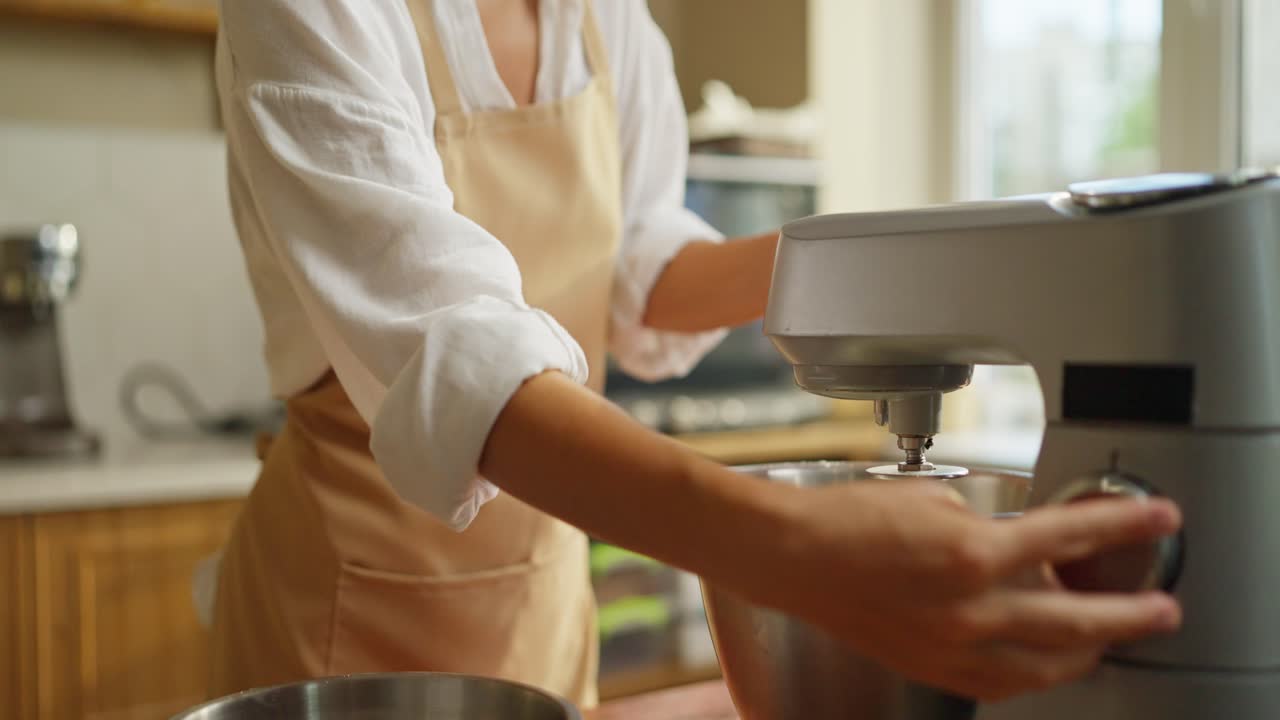 부에서 베이킹 하는 여자, 반죽 을 기 위해 스탠드 서 를 사용