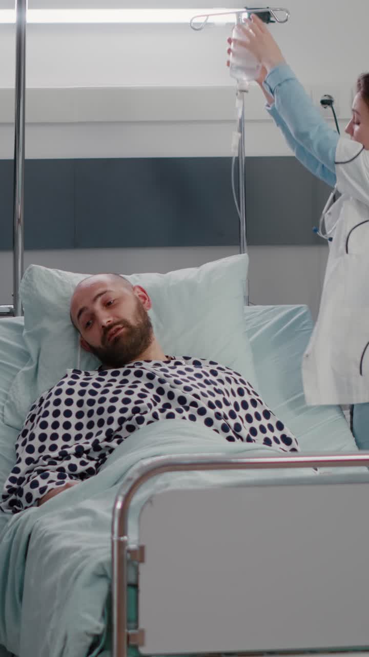 Vertical video: Therapist doctor analyzing heart pulse during respiratory expertise