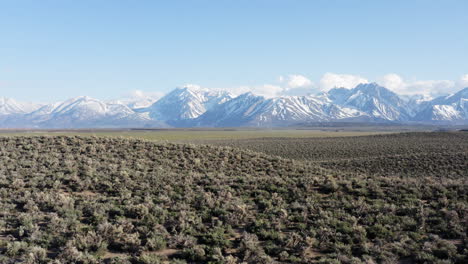 Schneebedeckte-Berge-Mit-Weitem,-Trockenem-Gelände-Unter-Einem-Klaren-Blauen-Himmel-In-Alabama-Hills