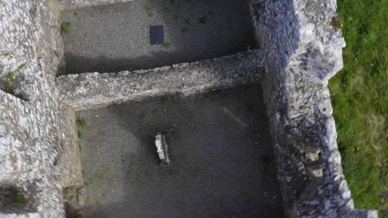 la dinámica camara vuela suavemente la abadía de annaghdown