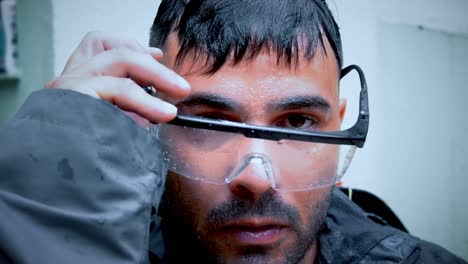 el hombre lleva gafas de trabajo transparentes durante su trabajo como bombero