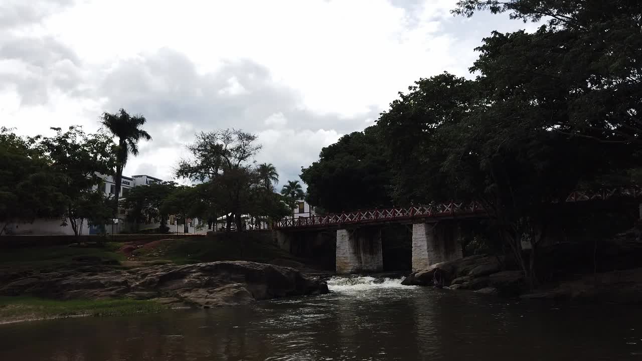 toma panorámica del aire libre, puente y pequeña cascada en pirenopolis, brasil