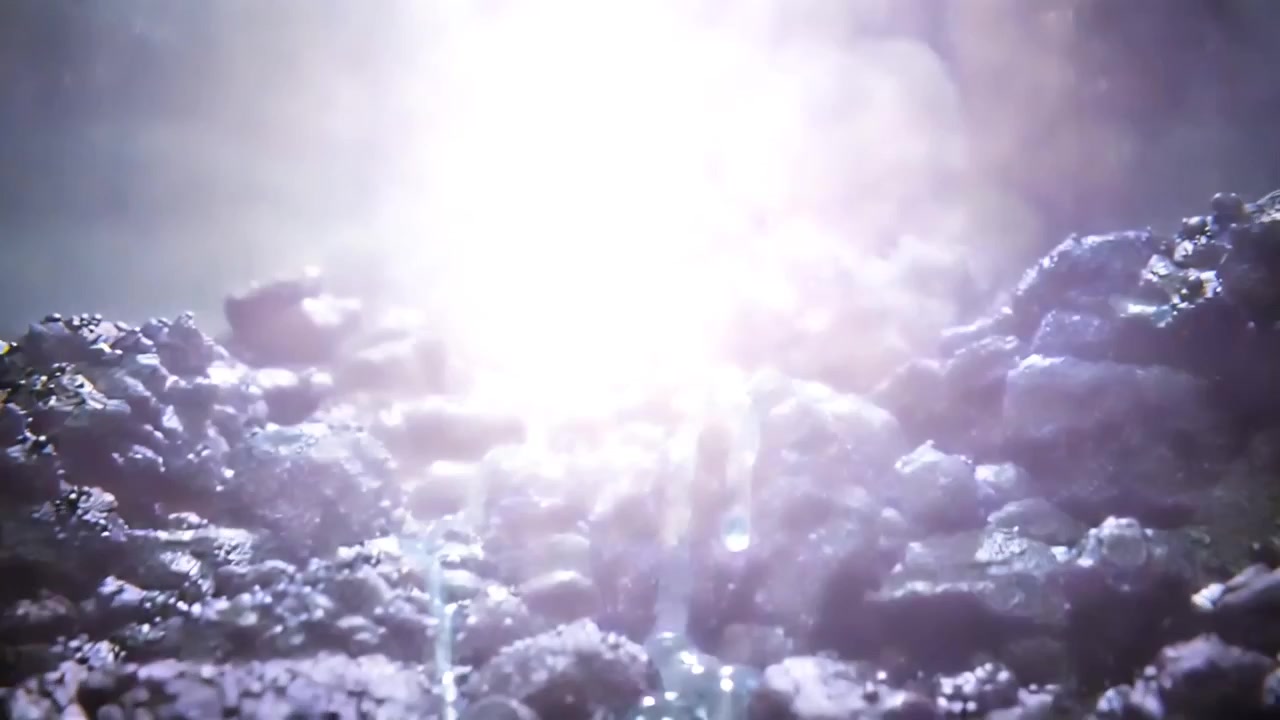 Fulmine che colpisce la cresta, rocce bagnate riprese da un'angolazione bassa che riflettono corsi d'acqua blu, pioggia e fumo.