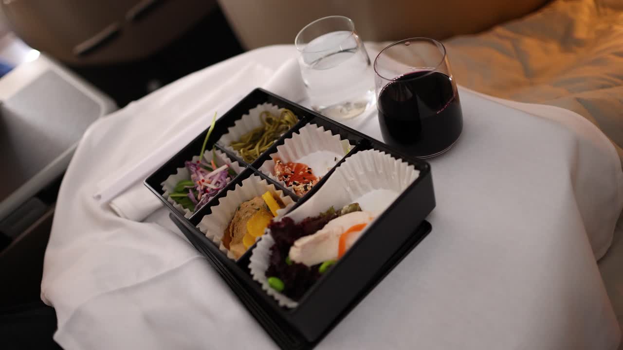 человек, употребляющий в пищу разнообразные блюда из коробки бенто