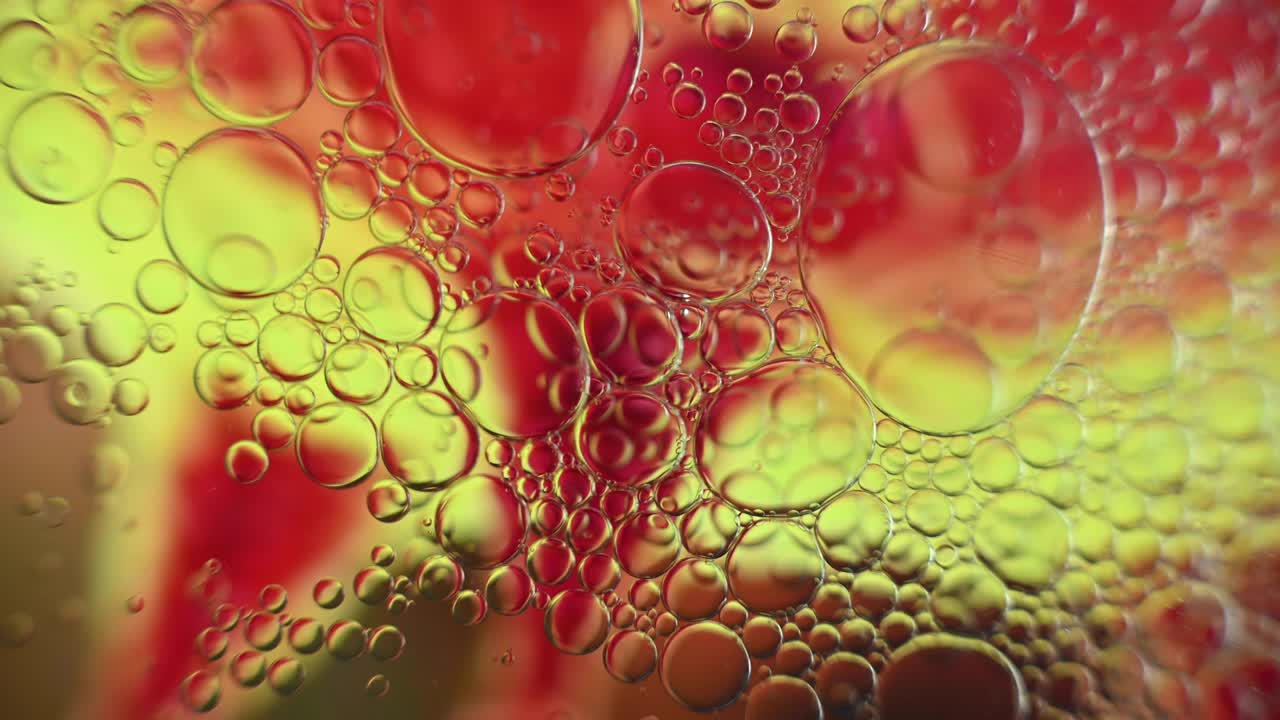 gotas de aceite flotando en el agua en un fondo borroso