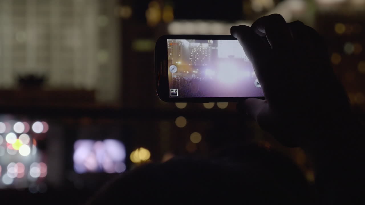 モスクワのmusu (モスクワ音楽大学) でコンサートに参加している若い男性が携帯電話でビデオを録音している音楽グループkino (キノ) のメンバーです