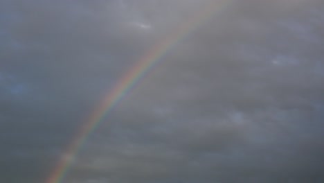 arco iris en un cielo nublado