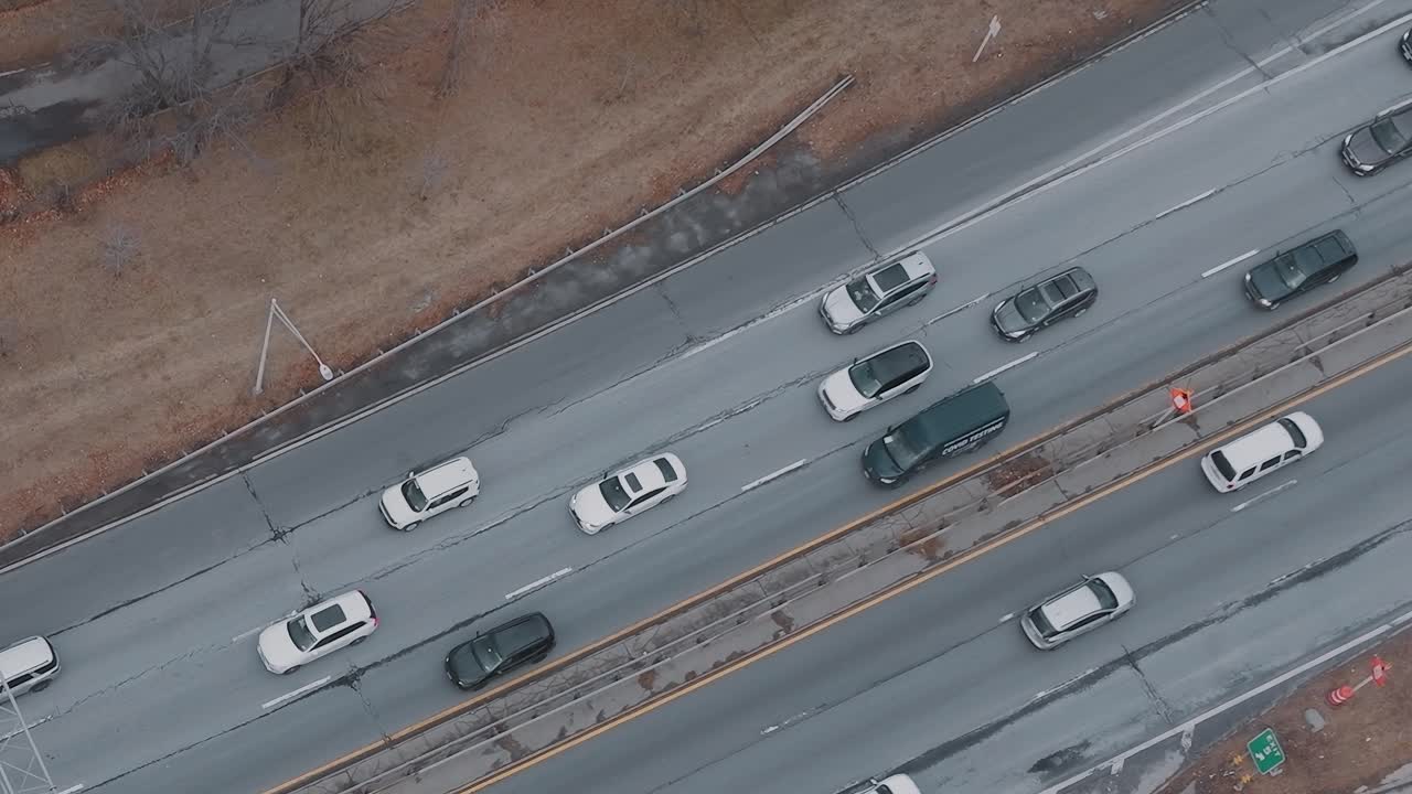 Droneudsigt over motorvej, der løber gennem Brooklyn-kvarterer.