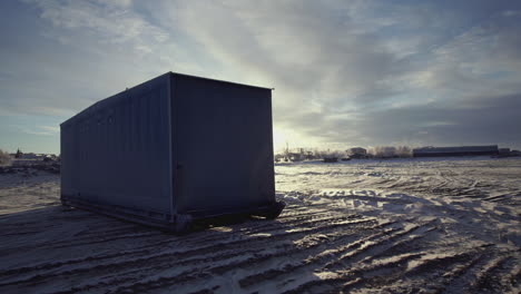 edificio portátil en un sitio de construcción nevado en invierno