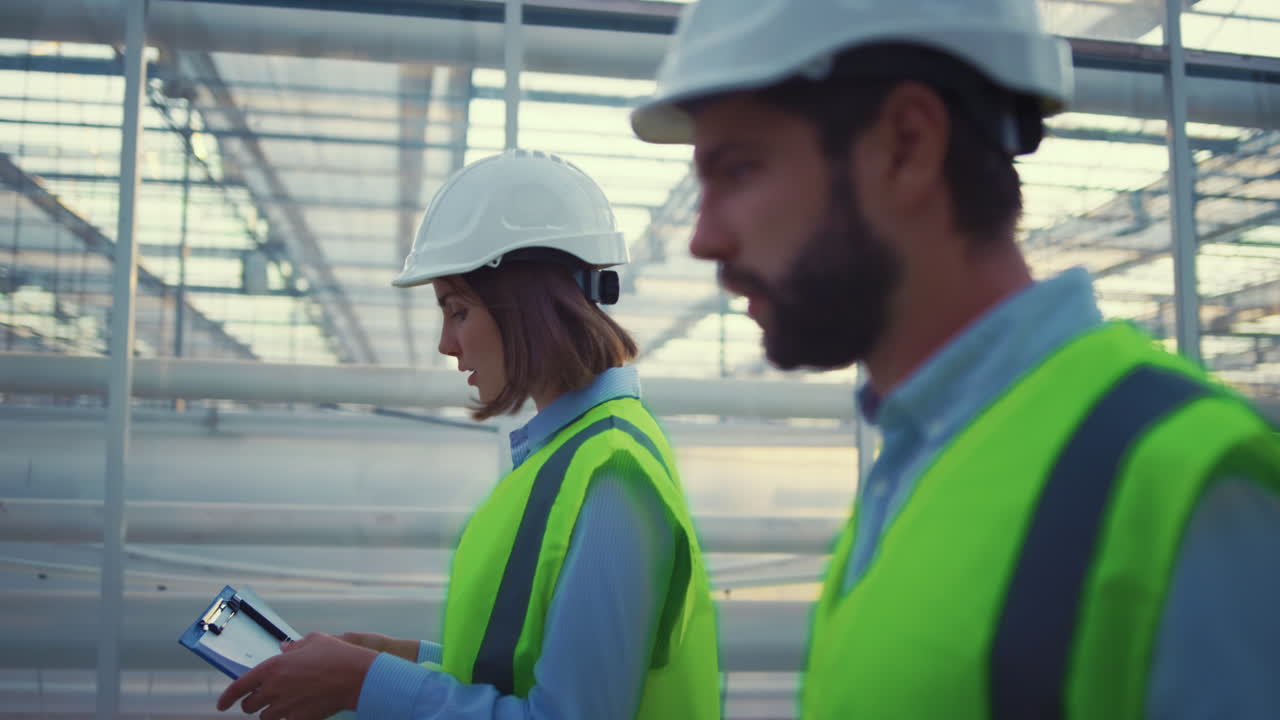supervisores de fábrica que inspeccionan la fabricación con uniforme que recopilan datos