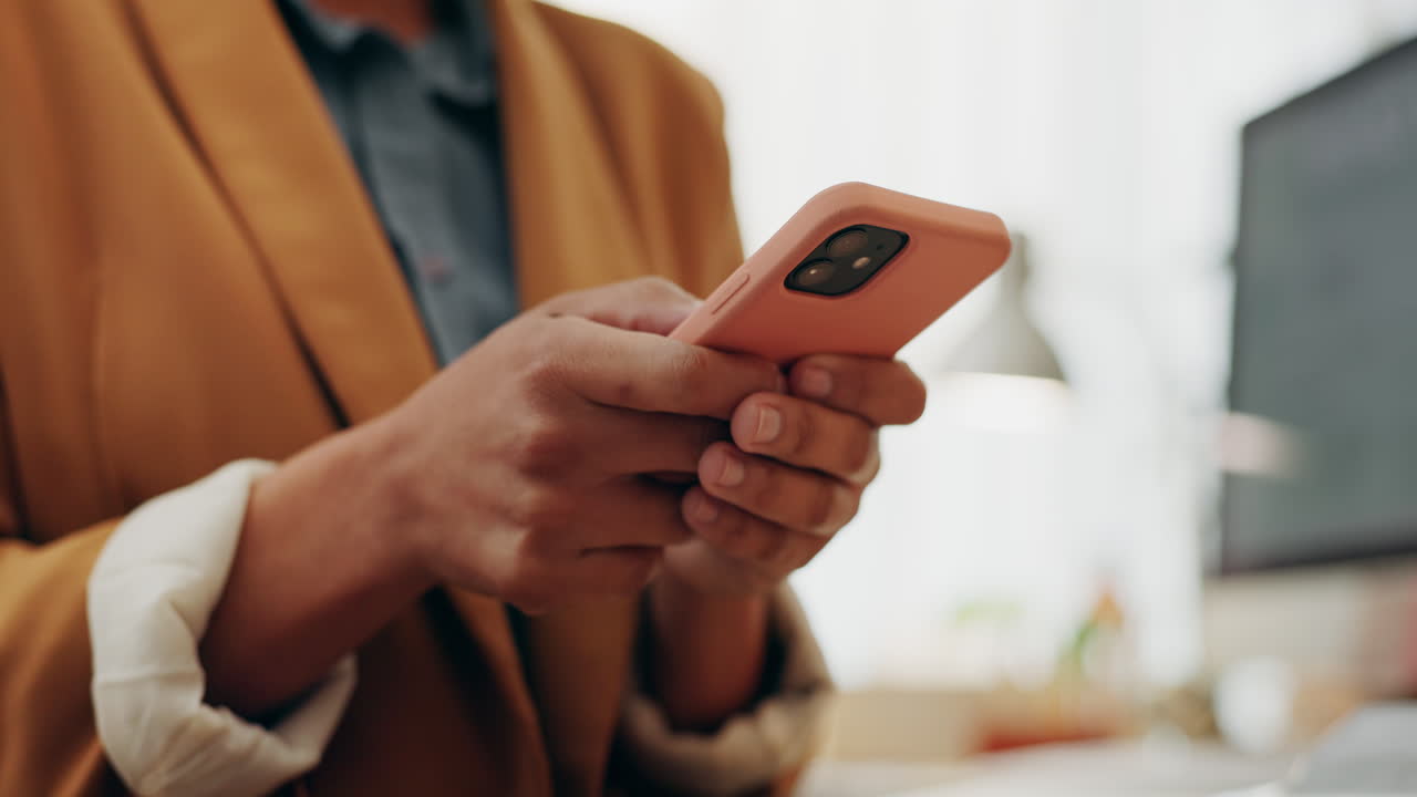 Forretningshænder, telefon og taster til sociale medier