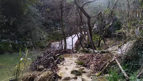 Kleiner-Wasserfall-Mitten-Im-Regenwald-In-Der-Herbstsaison