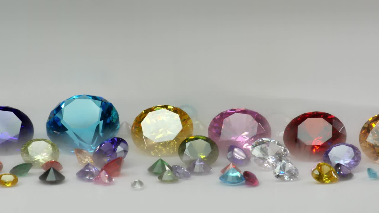 바탕에 반이는 다양한 크기의 다채로운 다이아몬드.