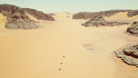 Vista-Aérea-De-Vehículos-Todoterreno-Que-Circulan-Por-El-Desierto-En-Djanet,-Argelia