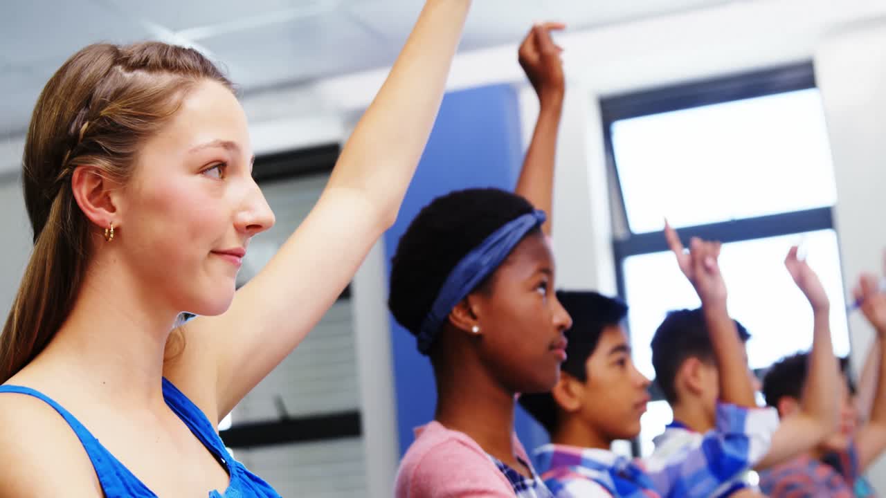 교실 에서 손 을 들고 있는 학생