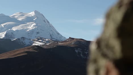 pan de detrás de la roca que revela pico nevado