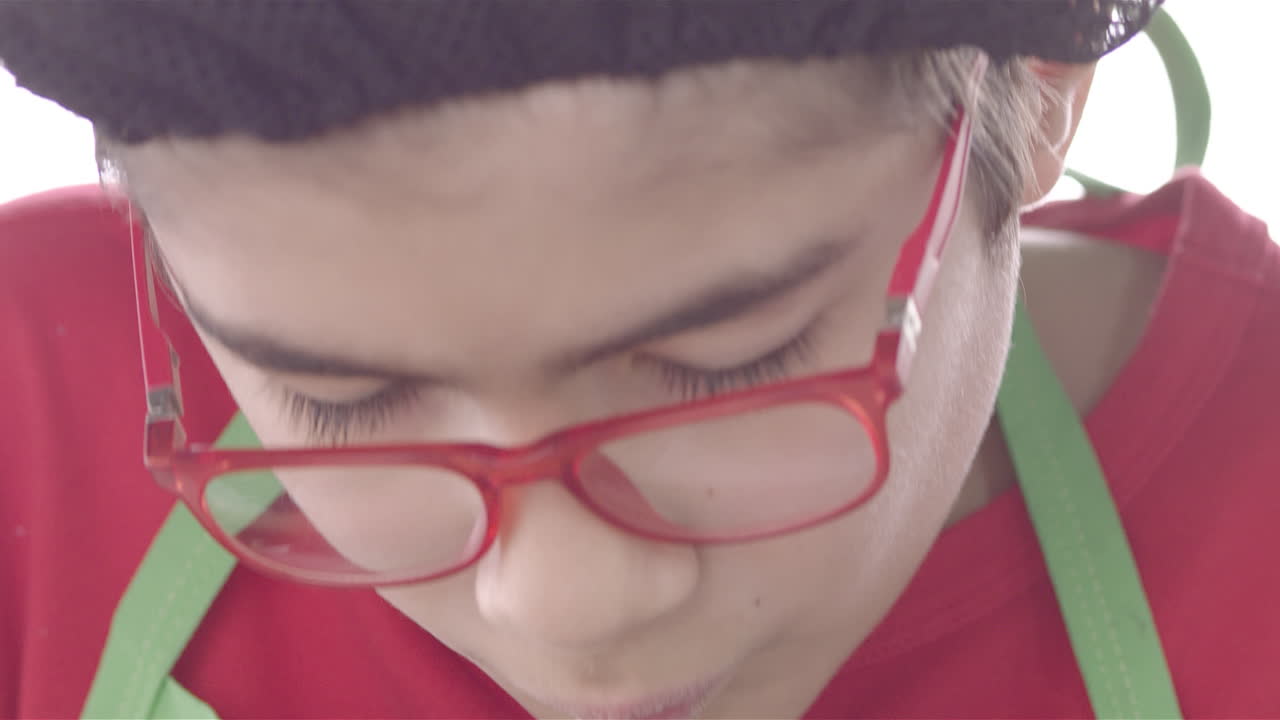 niño chef cocinando, cortando y horneando, minichef-8