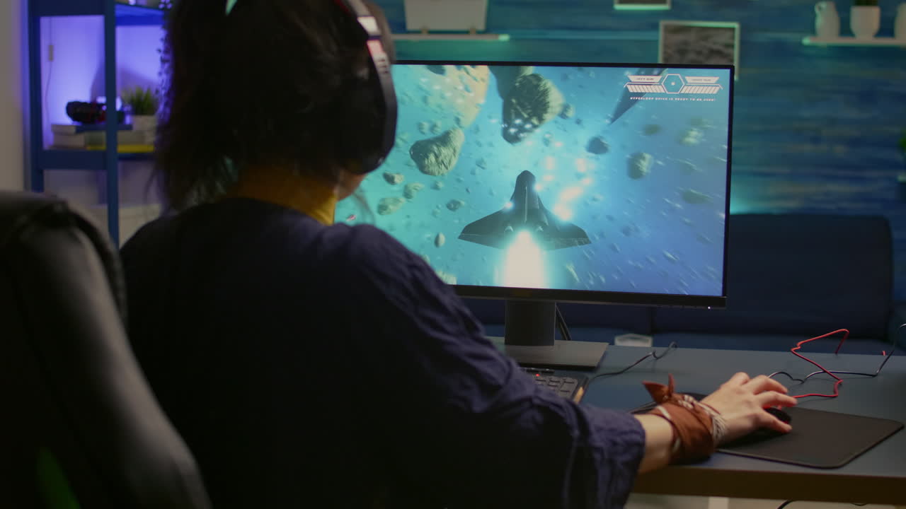 프로 헤드폰을 들고 흥분한 프로 게이머가 우승자 제스처를 하고 있습니다.