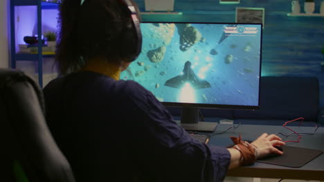 un jugador profesional emocionado con auriculares profesionales haciendo el gesto del ganador